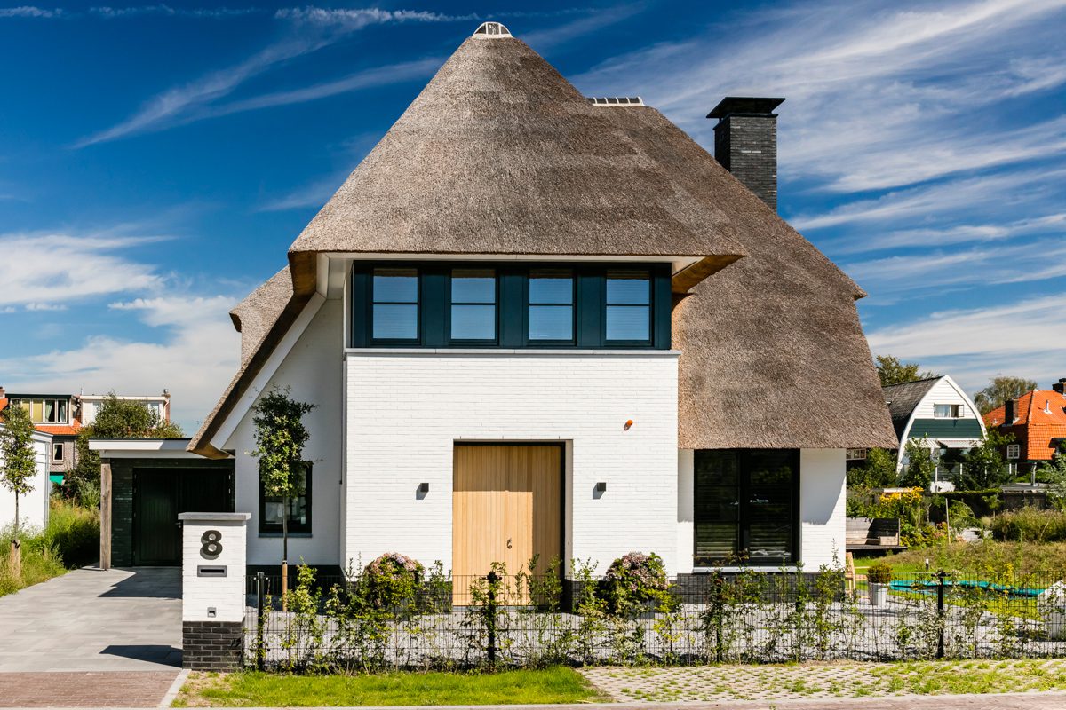 Rietgedekte villa gebouwd door Lichtenberg Exclusieve Villabouw