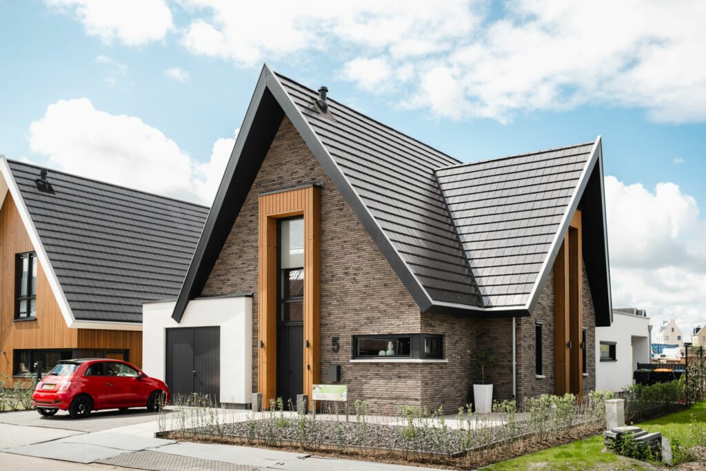 Voorzijde van een moderne villa in Kampen, gebouwd door Lichtenberg Exclusieve Villabouw. Dit exemplaar illustreert hoogwaardig moderne villa bouwen met een unieke architectonische stijl.