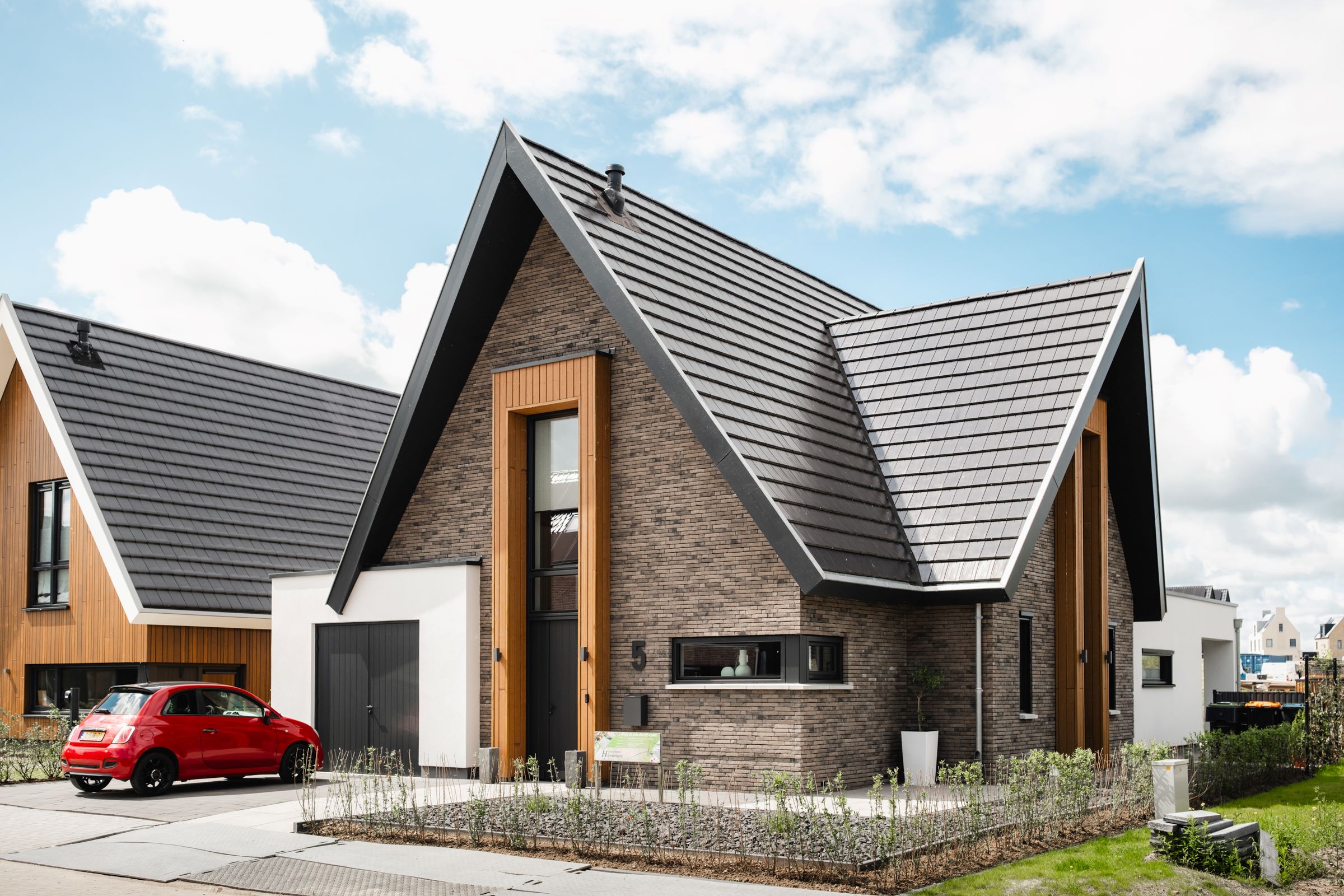 Voorzijde van een moderne villa in Kampen, gebouwd door Lichtenberg Exclusieve Villabouw. Dit exemplaar illustreert hoogwaardig moderne villa bouwen met een unieke architectonische stijl.