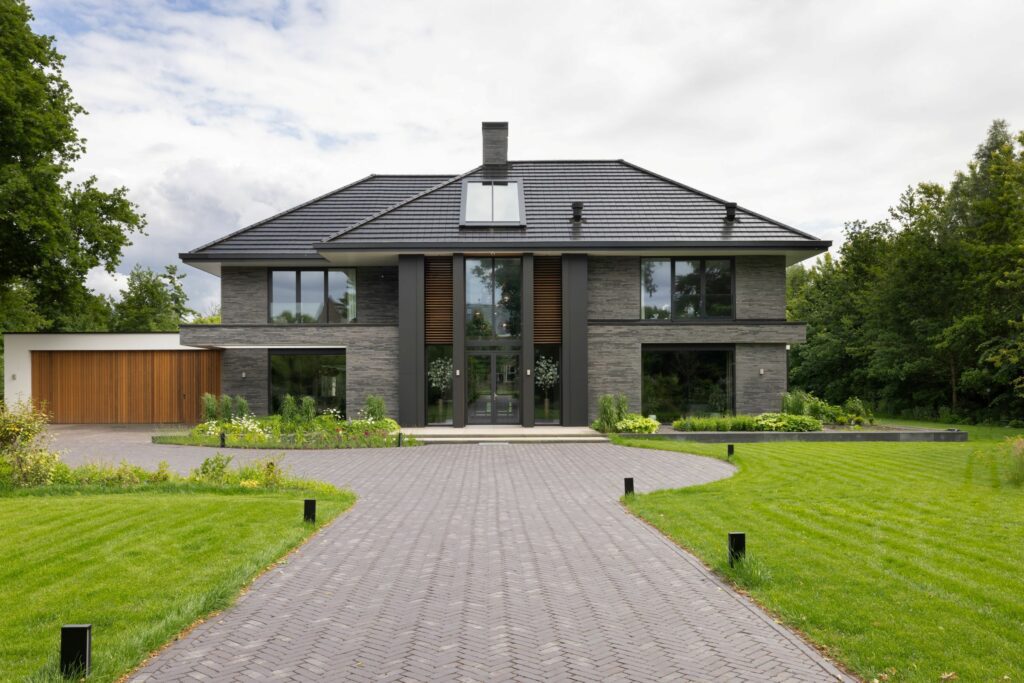 Voorzijde van modern landhuis met strakke lijnen en grote raampartijen – exclusieve villabouw door Lichtenberg