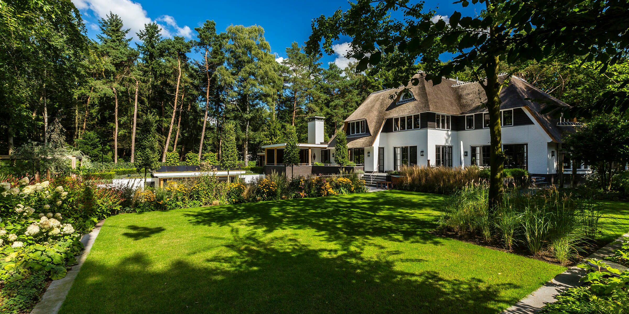 Villa met rieten dak en grote tuin door Lichtenberg Exclusieve Villabouw