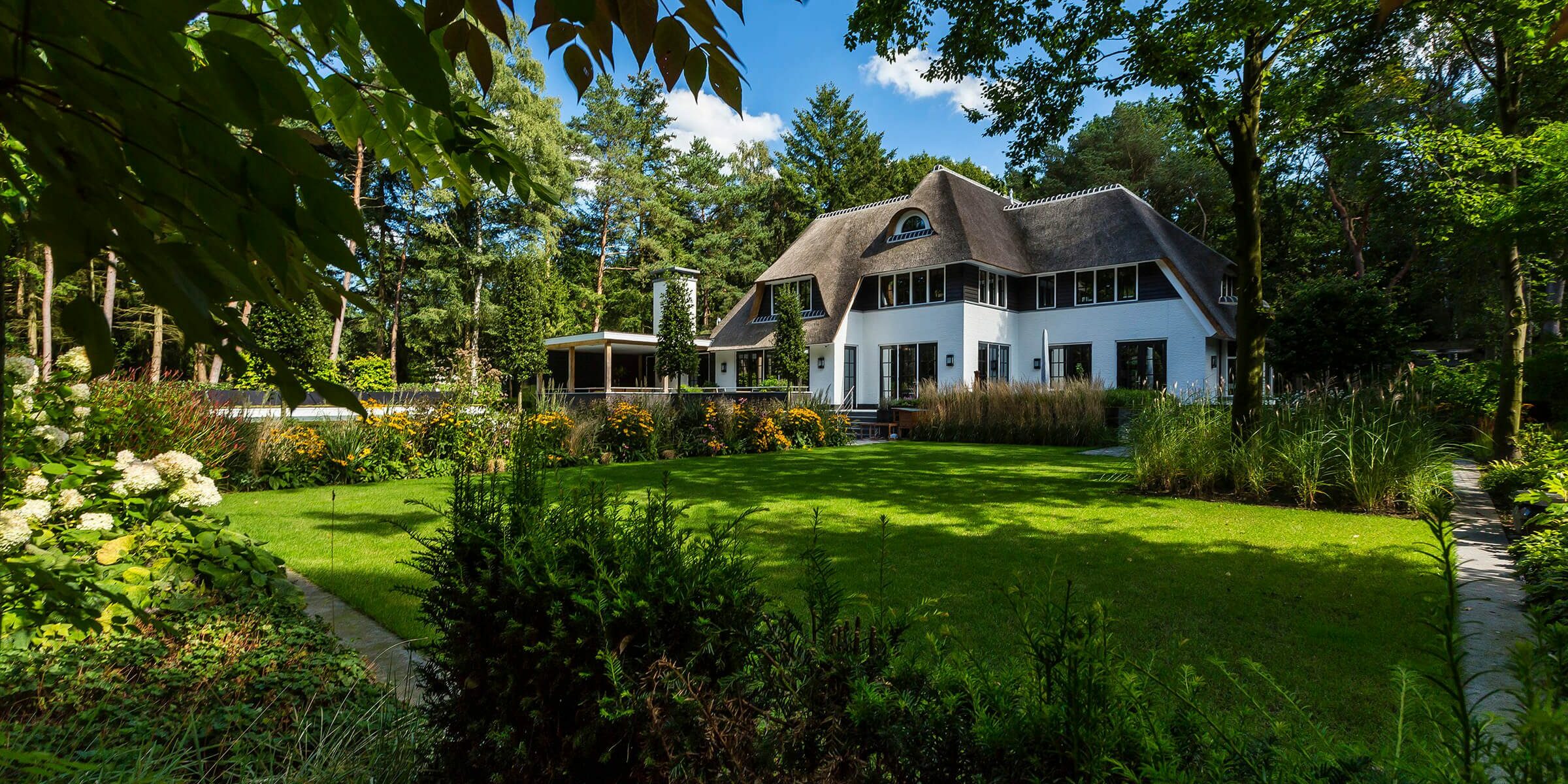 Rietgedekte villa bouwen met royale tuin door Lichtenberg Villabouw