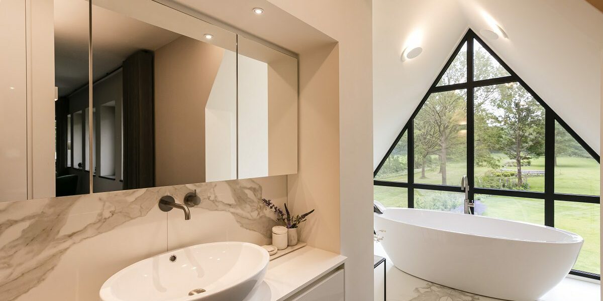 Villa op de Hondsrug - badkamer met marmer - Lichtenberg Exclusieve Villabouw Luxe badkamer van moderne villa op de Hondsrug Lichtenberg Exclusieve Villabouw