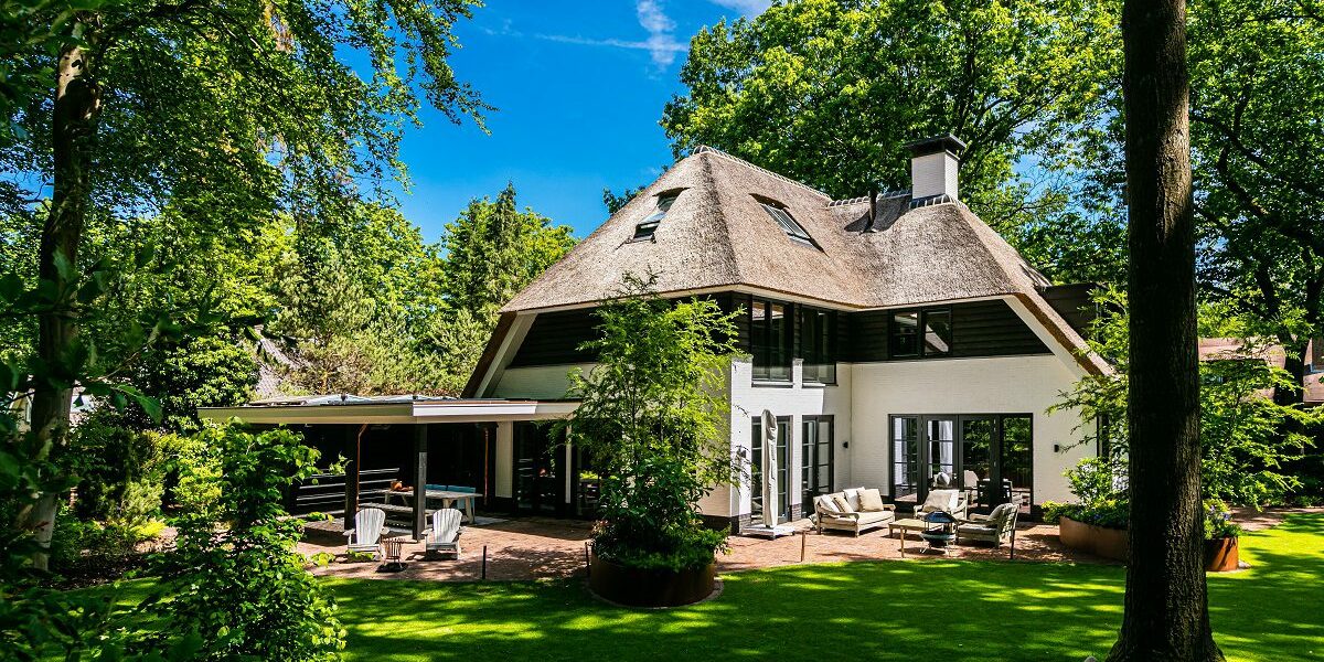 Rietgedekte villa bouwen - achterzijde met terrassen - Lichtenberg Exclusieve Villabouw