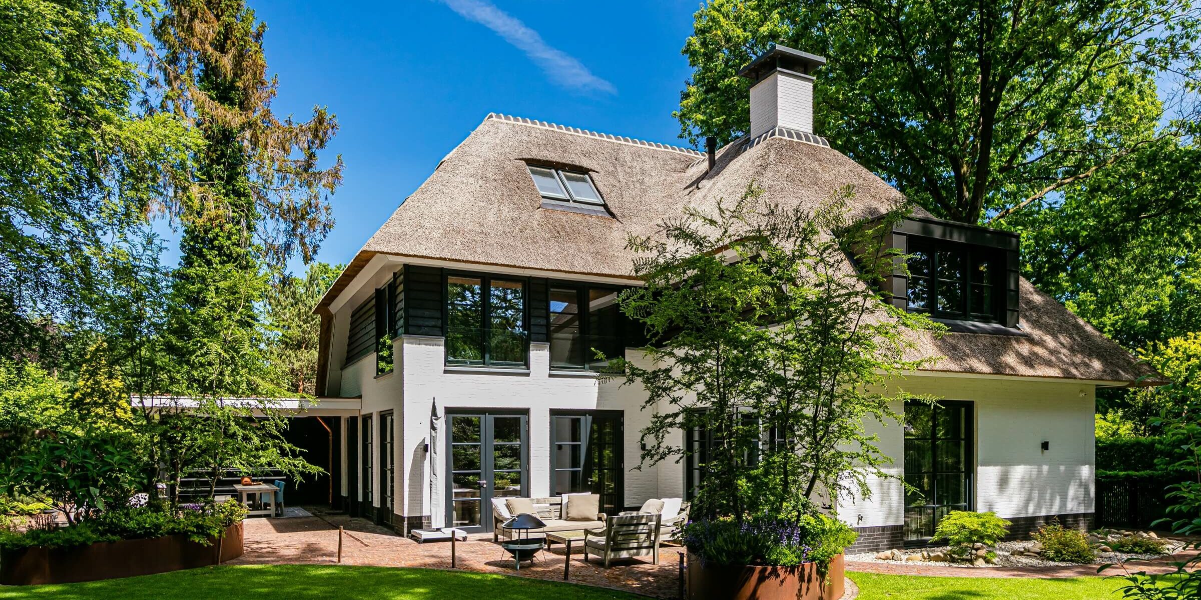 Rechter achterzijde rietgedekte villa bouwen door Lichtenberg Exclusieve Villabouw.