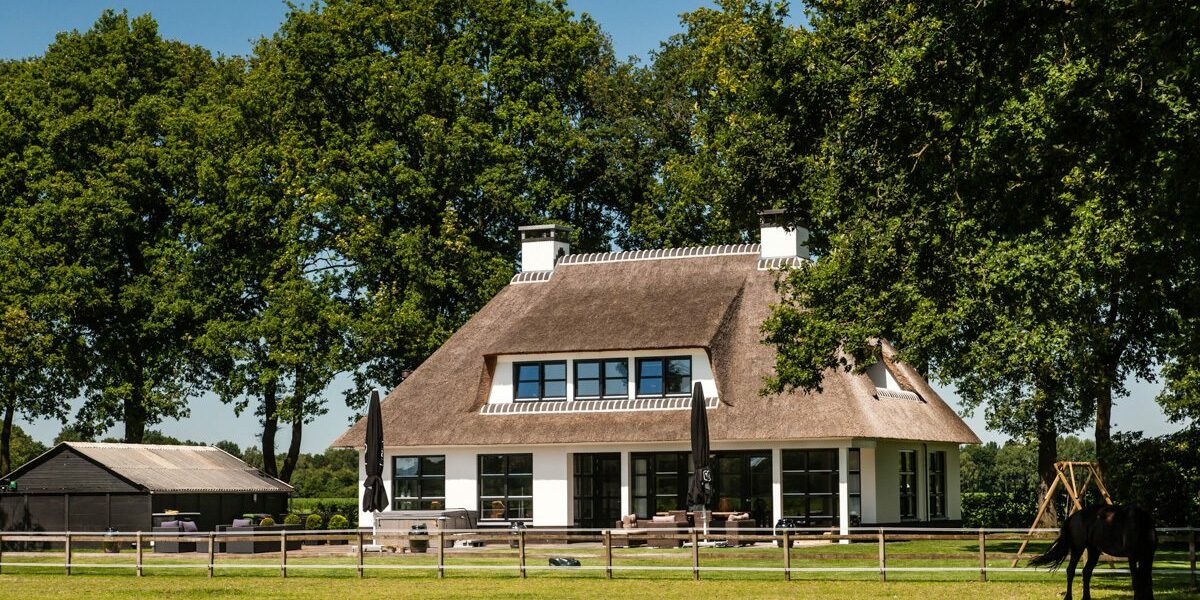 Achtertuin met paardenwei bij landelijke villa te Laren gebouwd door Lichtenberg Exclusieve Villabouw.
